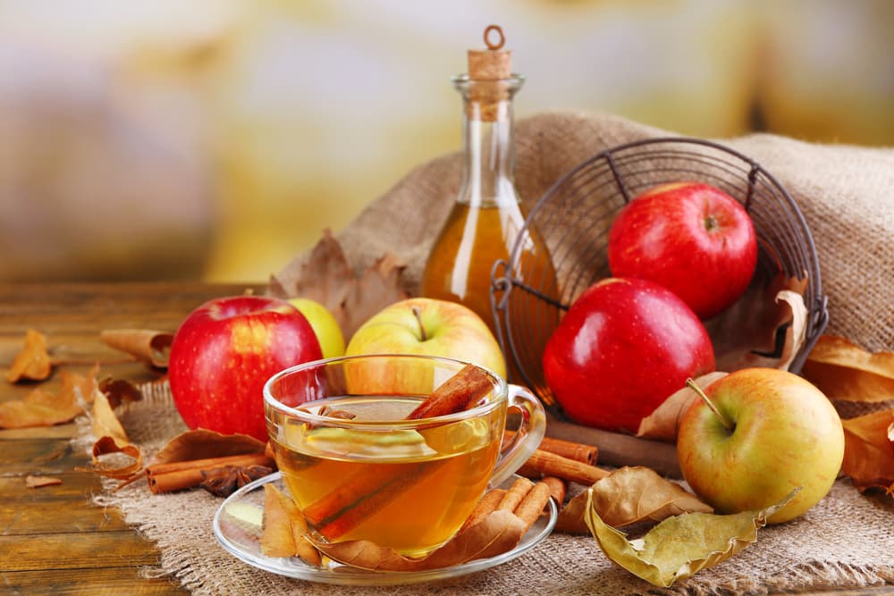 apple cider vinegar with fresh red apples