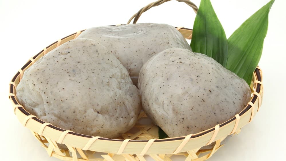 akar konjac di atas keranjang